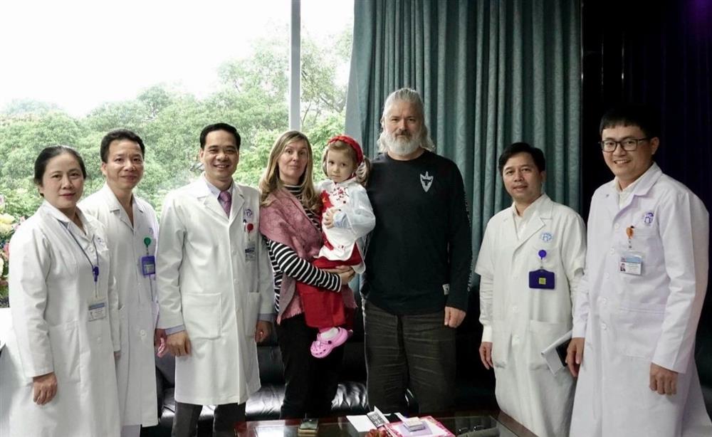 Gia đình Úc đưa con sang Việt Nam thực hiện phẫu thuật chỉ 2 nước làm được